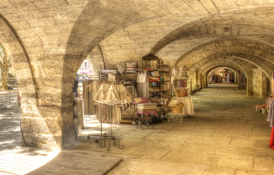 uzes les arcades place du marché.jpg